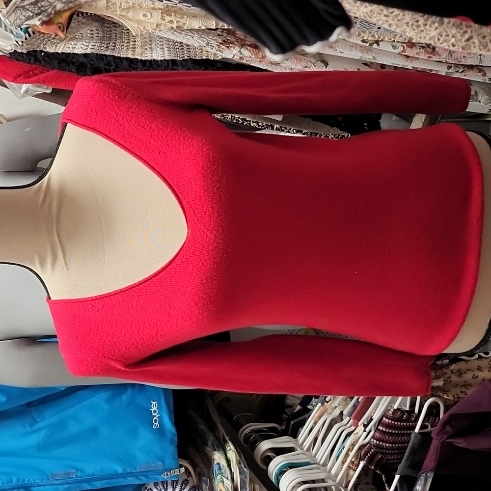 Tahari very soft red sweater